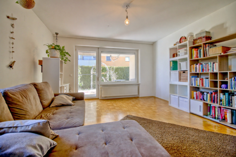 Wohnzimmer ohne Bett (1) Klagenfurt Erdgeschosswohnung Eigentumswohnung mit traumhaftem Eigengarten in begehrter Lage von Klagenfurt-Feschnig